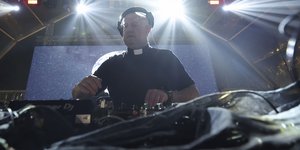 Ο διάσημος καθολικός ιερέας – DJ Πάτερ Γκιγιέρμε (AP Photo/Miguel Angelo Pereira)