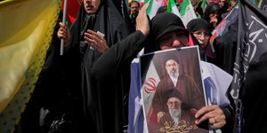 Ιρανή με  φωτογραφία του  Μοτζτάμπα Χαμενεΐ και τον εκλιπόντα πατέρα του, Αλί Χαμενεΐ, σε τελετή στην Τεχεράνη, Πέμπτη 9 Απριλίου 2026. (AP Photo/Vahid Salemi)