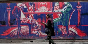 Τοιχογραφία στον τοίχο της πρώην αμερικανικής πρεσβείας στην Τεχεράνη, χλευάζει τις συνομιλίες Ιράν - ΗΠΑ, Σάββατο 25 Απριλίου 2026. (AP Photo/Vahid Salemi)