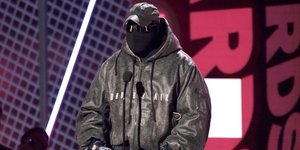 Ο Κάνιε Γουέστ στα βραβεία BET το 2022, στο Λος Άντζελες, όταν περνούσε τη «φάση της κουκούλας» (AP Photo/Chris Pizzello)