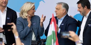 H Μαρίν Λεπέν με τον Βίκτορ Ορμπάν, στη συνέλευση της ομάδας «Πατριώτες για την Ευρώπη» του Όρμπαν, στη Βουδαπέστη, Δευτέρα 23 Μαρτίου 2026 (AP Photo/Denes Erdos)