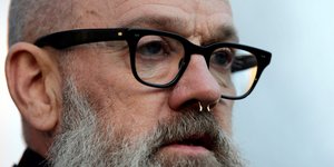 Ο τραγουδιστής των REM, Μάικλ Στράιπ, (Michael Stipe)
