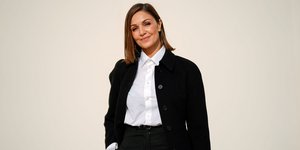 Η Νάντια Φαρές (Nadia Farès) σε επίδειξη μόδας στο Παρίσι, 27 Φεβρουαρίου 2024 (Φωτογραφία από Scott A Garfitt/Invision/AP)