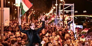 Νεαροί Ούγγροι πανηγυρίζουν την ήττα του Ορμπάν στις βουλευτικές εκλογές, Βουδαπέστη, Κυριακή 12 Απριλίου(AP Photo/Denes Erdos)