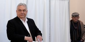 Ο πρωθυπουργός της Ουγγαρίας Βίκτορ Όρμπαν ψηφίζει σε εκλογικό τμήμα στη Βουδαπέστη, Κυριακή 12 Απριλίου 2026. (AP Photo/Petr David Josek)