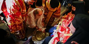 Ο Πατριάρχης Ιεροσολύμων Θεόφιλος στην Τελετή του Νιπτήρος, στον Πανάγιο Τάφο, Πέμπτη 9 Απριλίου 2026. (AP Photo/Mahmoud Illean)