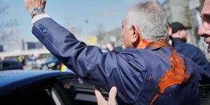 Πέταξαν μπογιές στον Ρεζά Παχλαβί, στο Βερολίνο – (AP Photo/Markus Schreiber)