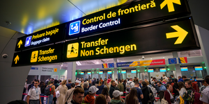 Επιβάτες στο Διεθνές Αεροδρόμιο Henri Coanda στο Βουκουρέστι της Ρουμανίας  - Φωτ. αρχείου: AP/Andreea Alexandru