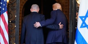 Φωτ. αρχείου: Ο Ντόναλντ Τραμπ και ο Μπένταμιν Νετανιάχου μπαίνουν αγκαλιασμένοι στο Μαρ-α-Λαγκο, Φλόριντα, 29 Δεκεμβρίου 2025 (AP Photo/Alex Brandon)