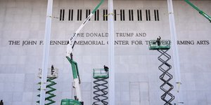 H νέα πινακίδα «Ντόναλντ Τζ. Τραμπ -  Κέντρο Μνήμης Παραστατικών Τεχνών Τζον Φ. Κένεντι»