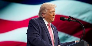 Ο Ντόναλντ Τραμπ σε επενδυτικό φόρουμ στο Μαϊάμι - Φωτ: ΑΡ