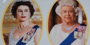 Πιάτο με φωτογραφίες της εκλιπούσας Βασίλισσας Ελισάβετ Β' σε κατάστημα με σουβενίρ στο Λονδίνο (AP Photo/Kin Cheung)