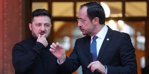 Ο Πρόεδρος της Ουκρανίας Βολοντίμιρ Ζελένσκι με τον Πρόεδρο της Κύπρου, Νίκο Χριστοδουλίδη στο προεδρικό μέγαρο στη Λευκωσία 7 Ιανουαρίου 2026. (AP Photo/Petros Karadjias, Pool)