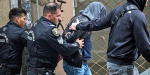 Αστυνομικοί στο κέντρο της Αθήνας, πολυκατοικία με νεκρή