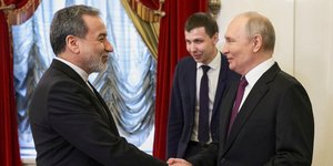 Χειραψία Αμπάς Αραγτσί και Βλάντιμιρ Πούτιν