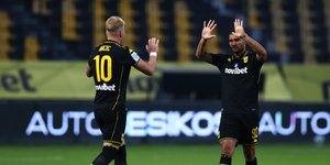 Οι παίκτες του Άρη πανηγυριζουν