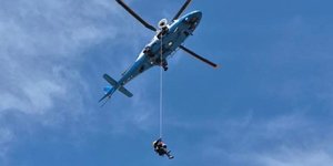 Ελικόπτερο μεταφέρει τον πεζοπόρο που δέχθηκε επίθεση από μέλισσες σε βουνό στην Αριζόνα