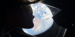 Η αστροναύτης της αποστολής Artemis II, Κριστίνα Κοχ ατενίζει τη Γη από το παράθυρο του διαστημικού σκάφους Orion, την Πέμπτη, 2 Απριλίου 2026 