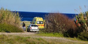 Ασθενοφόρο και περιπολικό της αστυνομίας κοντά στη θάλασσα