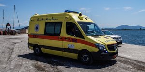 Ασθενοφόρο σε λιμάνι 