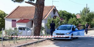 Αστυνομικοί με περιπολικό