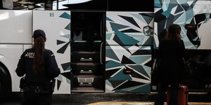 Αστυνομικός μπροστά από ΜΜΜ