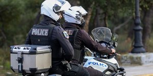 Αστυνομικοί σε μηχανή