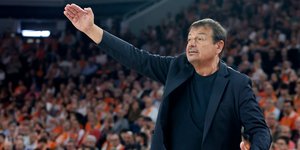 O Eργκίν Αταμάν δίνει οδηγίες κατά την διάρκεια του Βαλένθια-Παναθηναϊκός AKTOR