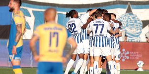 Οι παίκτες του Ατρόμητου πανηγυρίζουν τη νίκη τους επί του Astera AKTOR