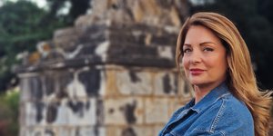 Η Άντζελα Γκερέκου μας δείχνει πώς να φορέσουμε denim on denim μετά τα 50