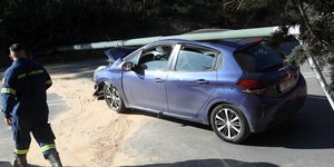 Αυτοκινητο προσέκρουσε σε κολώνα