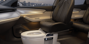 Η τουαλέτα είναι τοποθετημένη κάτω από το κάθισμα του συνοδηγού και μπορεί να ενεργοποιηθεί είτε μέσω φωνητικής εντολής είτε με το πάτημα ενός κουμπιού / SERES