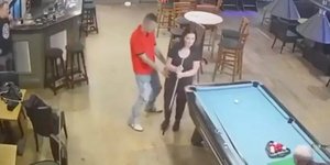 Η στιγμή που ένας μεθυσμένος πιάνει τα οπίσθια μιας γυναίκας 