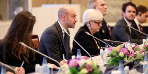 Ο υπουργός Εξωτερικών της Γαλλίας, Ζαν-Νοέλ Μπαρό και στα αριστερά του η υπουργός Άμυνας, Κατρίν Βοτρέν