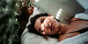 γυναίκα το πρωί φροντίζει την καρδιά της