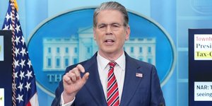 Ο υπουργός Οικονομικών των ΗΠΑ Σκοτ Μπέσεντ μιλά σε δημοσιογράφους στον Λευκό Οίκο