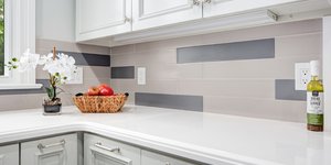 Η απομάκρυνση της περιττής ακαταστασίας από τους πάγκους βελτιώνει άμεσα τη λειτουργικότητα της κουζίνας και δημιουργεί έναν πιο ήρεμο και ευχάριστο χώρο / ΙSTOCK