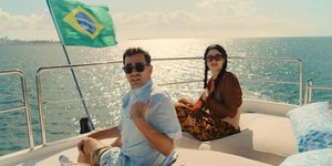 γυναίκα και άνδρας σε κότερο με σημαία Βραζιλίας