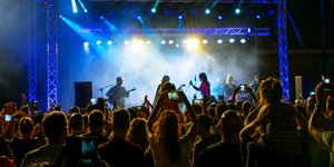 συναυλια μπλε φωτα