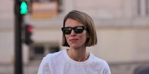 νέα γυναίκα με ξανθά πλατινέ μαλλιά και λευκά ρούχα