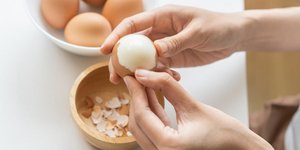 ξεφλούδισμα βραστού αυγού