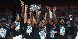 Οι παίκτες της Μπούργκ σηκώνουν το τρόπαιο