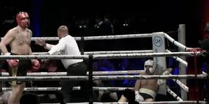 Κάποτε ήταν επιθετικός στο γήπεδο ποδοσφαίρου, αυτή τη φορά δέχθηκε αλύπητη επίθεση στο ρινγκ