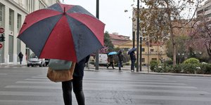 Γυναίκα στη βροχή με ομπρέλα