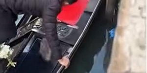 Γονδολιέρης σώζει παιχνίδι παιδιού σε κανάλι 