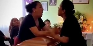 Κηδεία ερωμένες μαλλιοτράβηγμα Μεξικό βίντεο