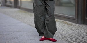 Cargo παντελόνι: Το κομμάτι που μεταμορφώνεται από office look σε weekend style