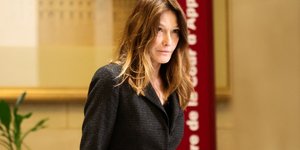 Η Κάρλα Μπρούνι στο δικαστικό μέγαρο για να στηρίξει τον σύζυγό της