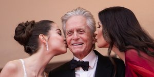 Η Κάθριν Ζέτα Τζόουνς με την κόρη της και τον Μάικλ Ντάγκλας