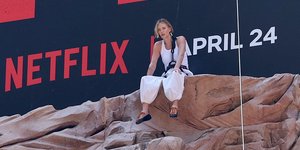 Η Σαρλίζ Θερόν σκαρφάλωσε σε τοίχο αναρρίχησης στην Times Square